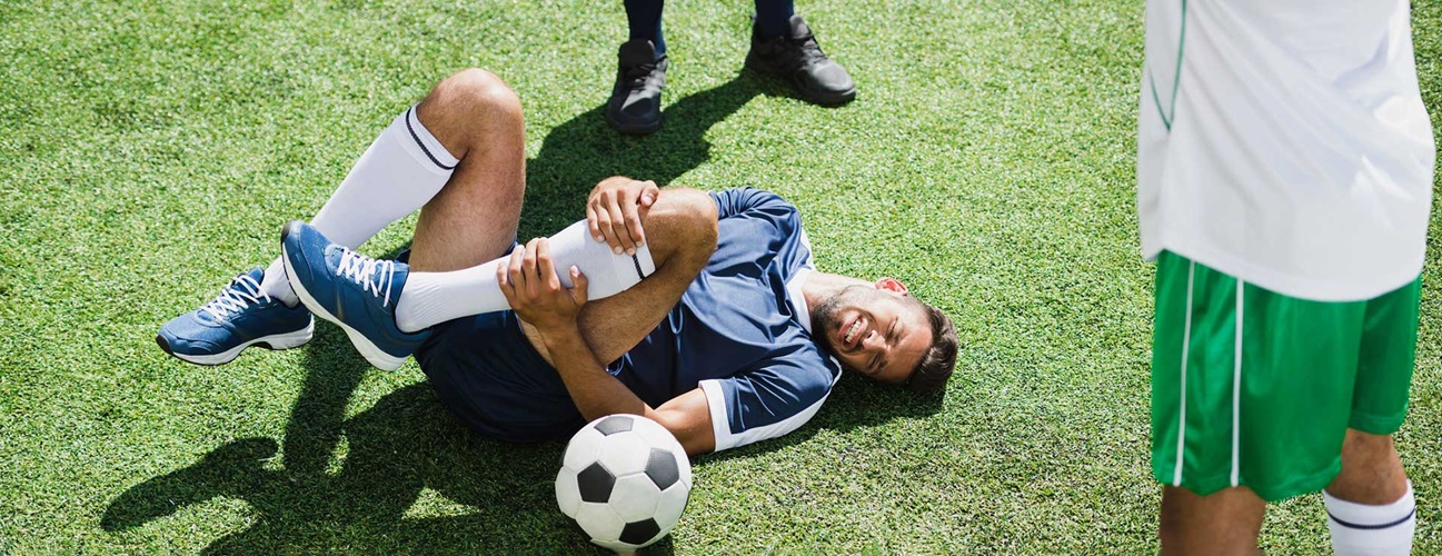 Soccer player with injured knee